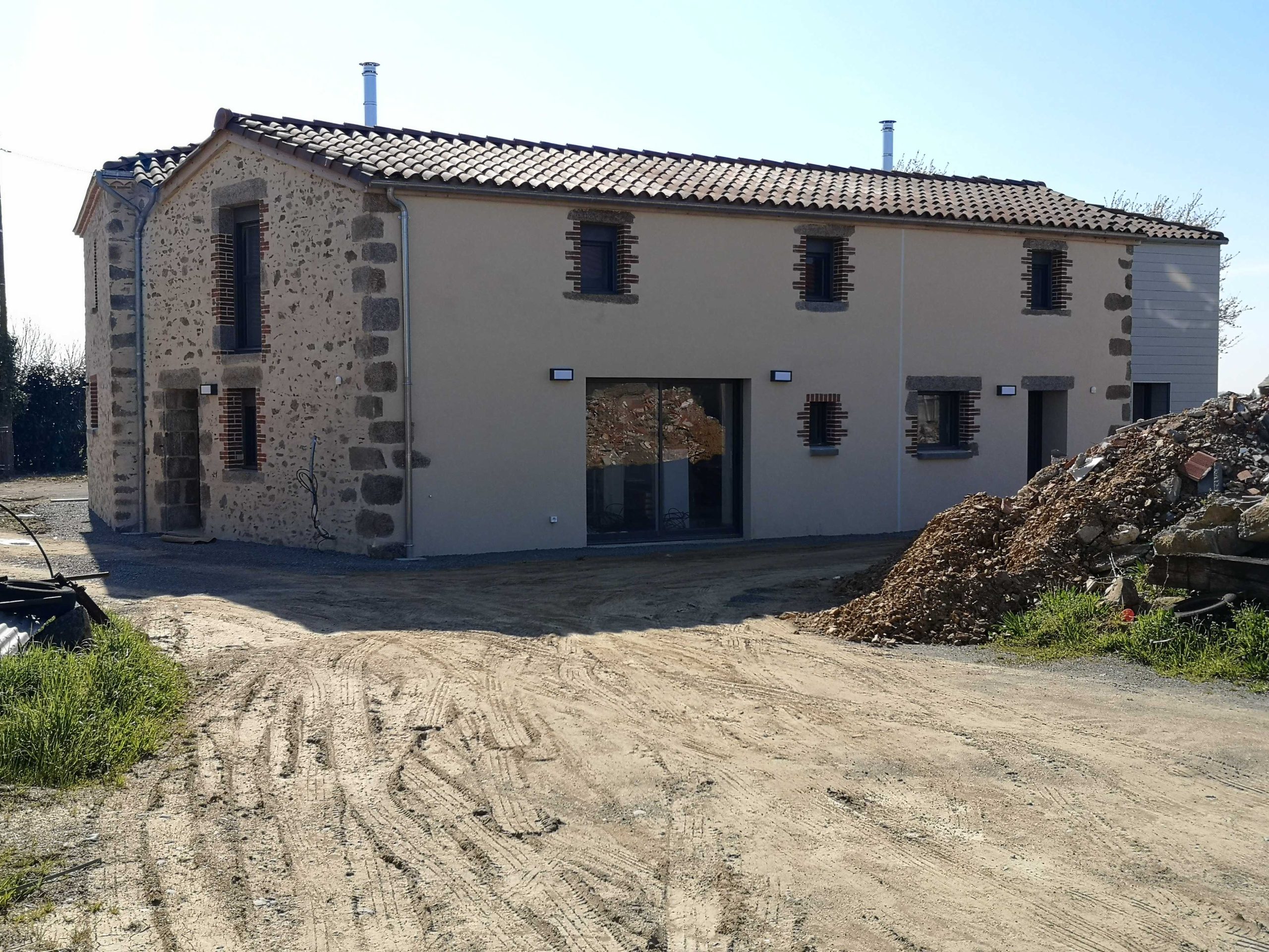 La Maçonnerie du Chêne Vert est maçon à Pouzauges 85700 en Vendée. Nous  réalisons la maçonnerie, couverture et étanchéité de votre habitation ou  local.